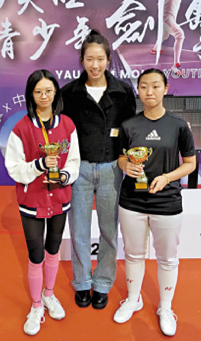 　　圖：江旻憓（中）與油尖旺青少年劍擊比賽的劍手合照。\大公報記者張銳攝