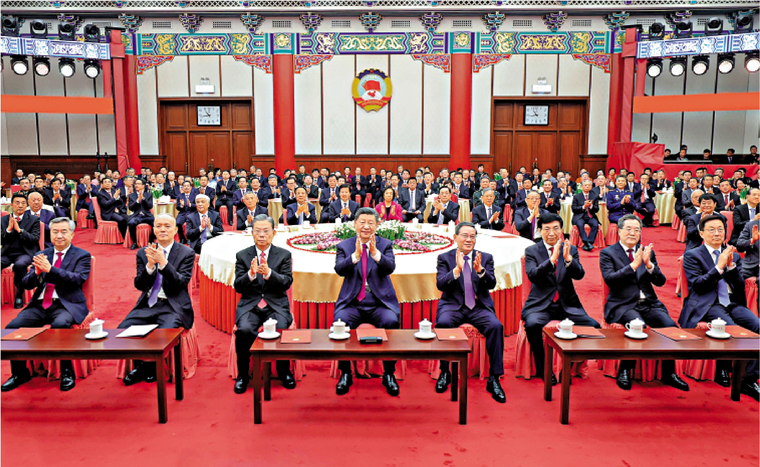 　　圖：12月29日，全國政協在北京舉行新年茶話會。黨和國家領導人習近平、李強、趙樂際、王滬寧、蔡奇、丁薛祥、李希、韓正出席茶話會並觀看演出。\新華社