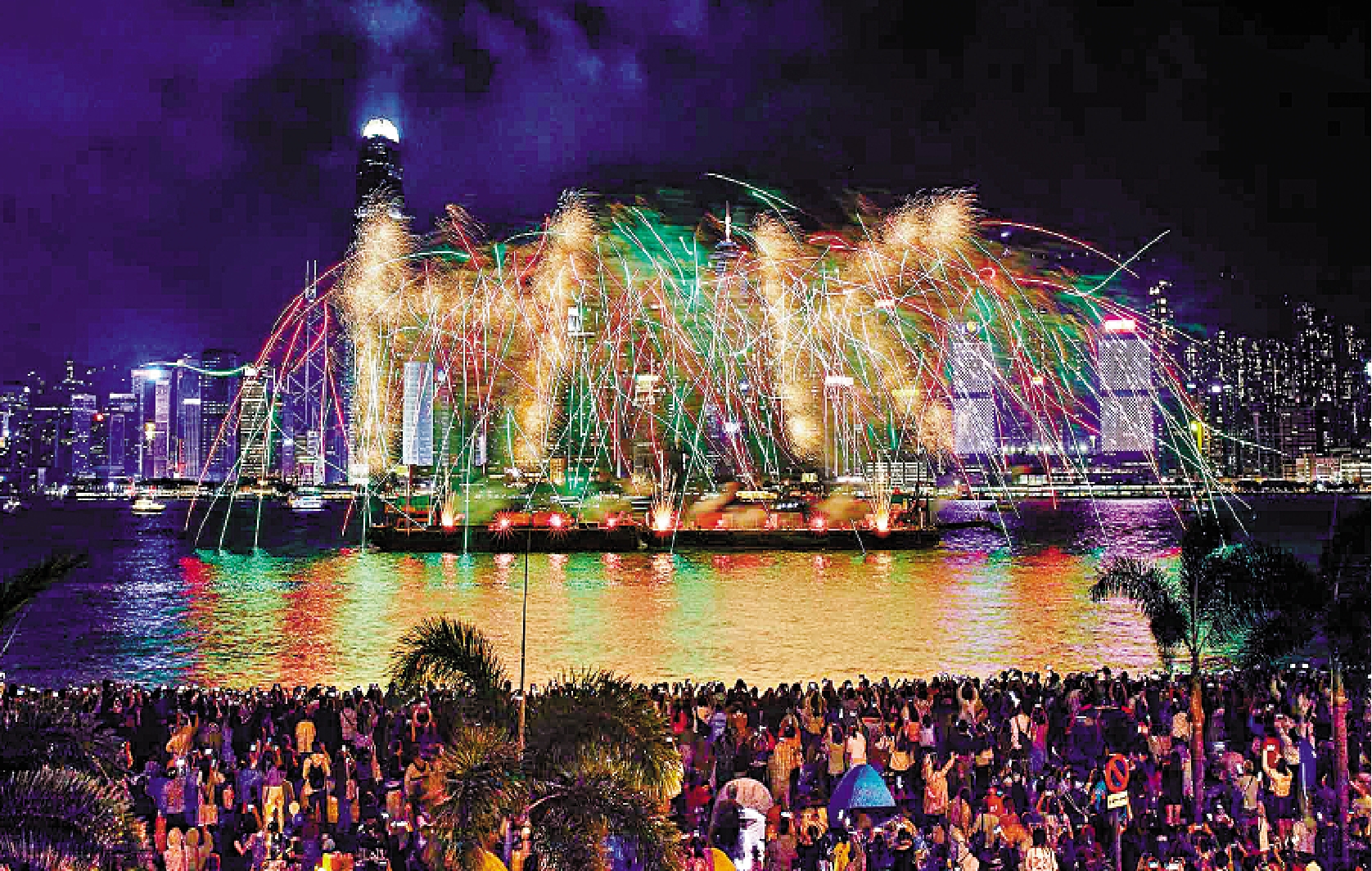 　　圖：不少內地遊客熱切期待闊別五年的除夕維港煙花匯演。圖為市民和遊客早前於西九文化區海濱長廊一帶觀賞「冬日維港水上煙火」。