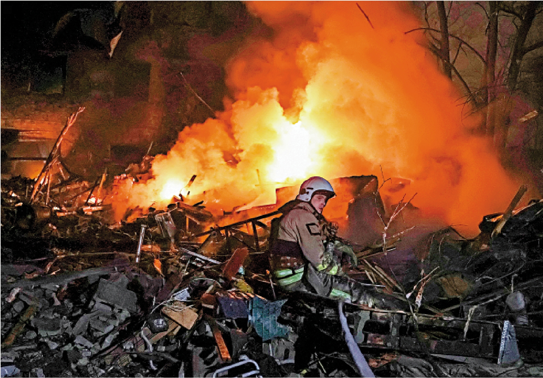 　　圖：烏克蘭/烏克蘭哈爾科夫市中心遭俄軍空襲爆炸起火。 路透社