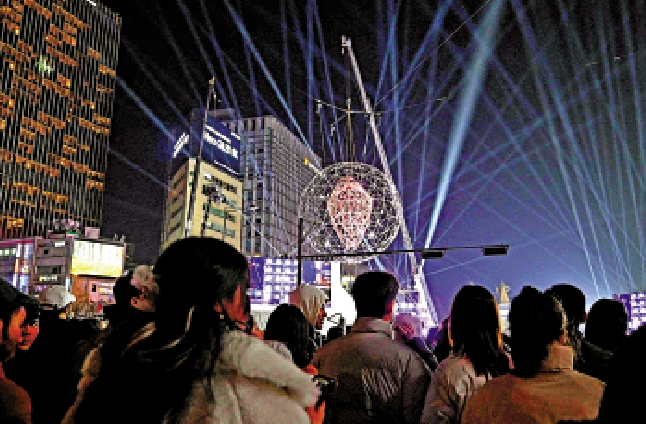 　　圖：首爾民眾在「午夜太陽」下倒數跨年。\法新社