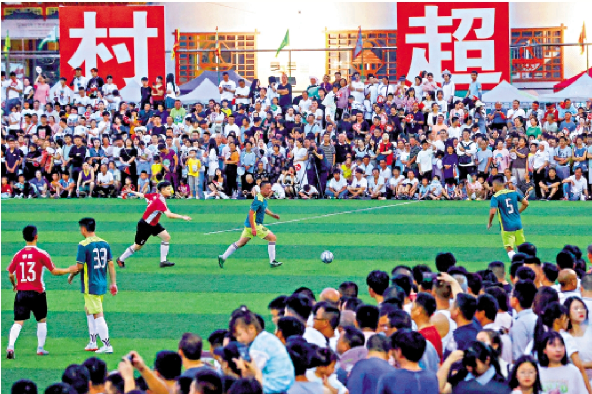 　　圖：貴州「村超」點燃足球熱情，吸引上萬民眾前來觀賽。/中新社
