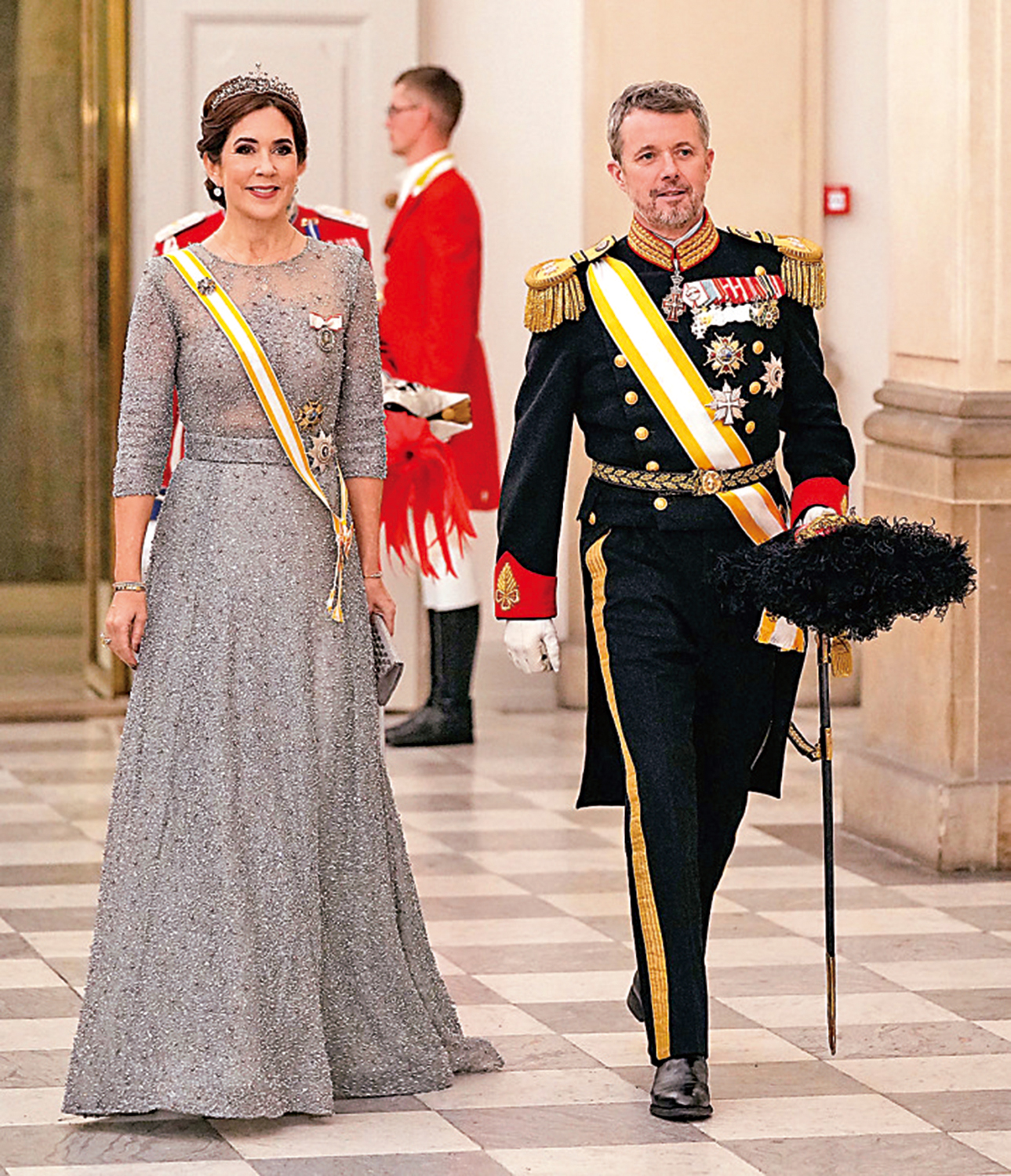 　　圖：去年11月，腓特烈王儲（右）和瑪麗王儲妃出席國宴。\法新社