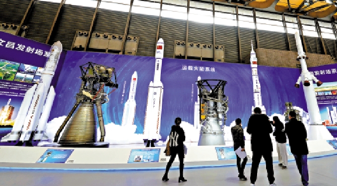 　　圖：2023年12月29日，觀眾在載人航天工程成就展參觀運載火箭系統。\新華社