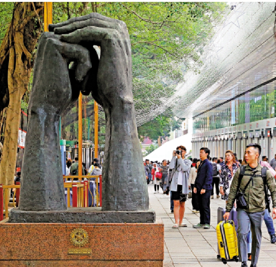 　　圖：栢麗大道上的《請》雕塑，時刻提醒要以禮相待客人。\大公報記者黃洋港攝