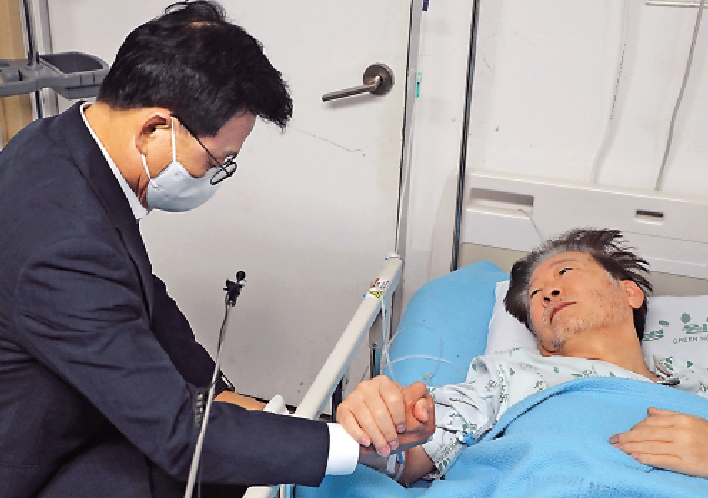 　　圖：去年9月，李在明（右）因絕食導致健康惡化入院。\美聯社