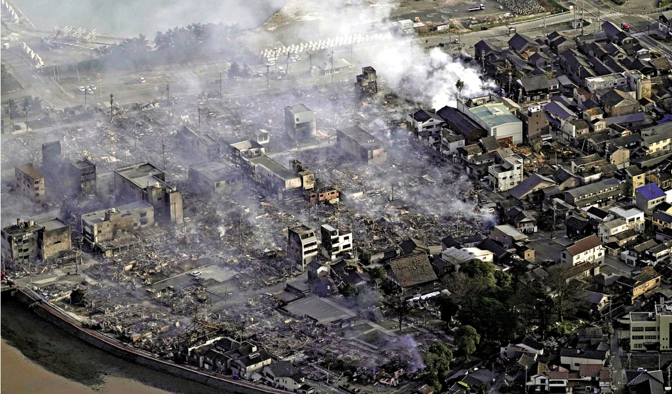 　　圖：輪島市地震後發生大規模火災，2日濃煙滾滾。\美聯社
