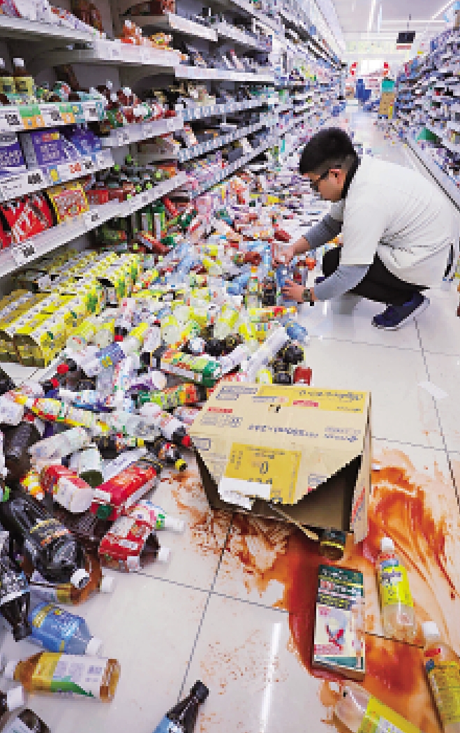 　　圖：石川縣七尾市一家商店2日在地震後一片狼藉。\法新社
