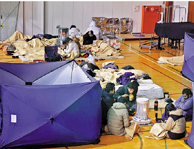 　　圖：金澤市的當地居民1日在一所小學內避難。\路透社