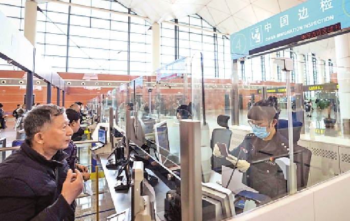　　圖：1月2日，遊客準備通過瀋陽桃仙國際機場出入境邊防檢查站出境。/新華社