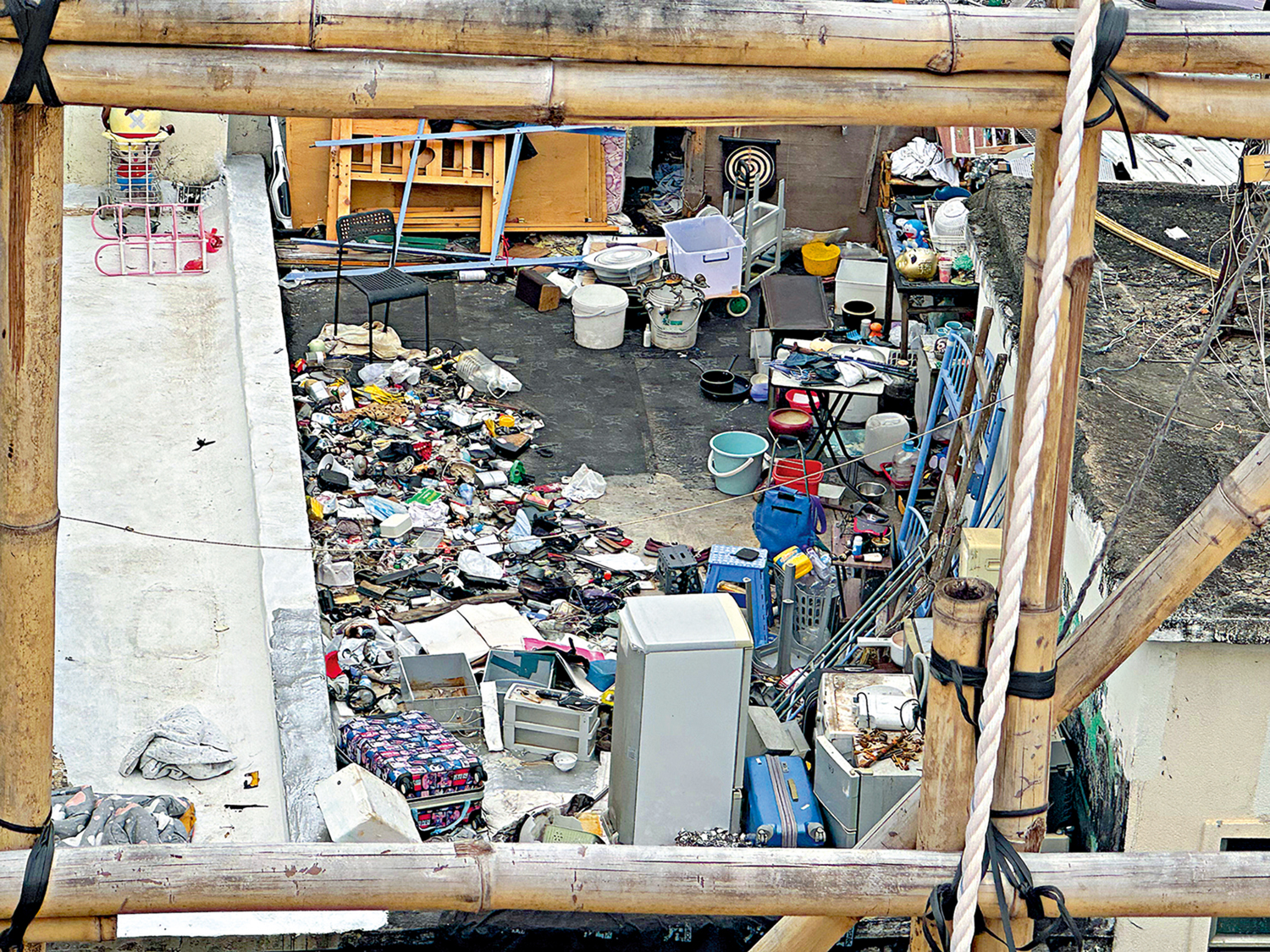 　　圖：三無大廈天台堆滿垃圾，甚至有雪櫃、傢俬，無人清理。\大公報記者伍軒沛攝