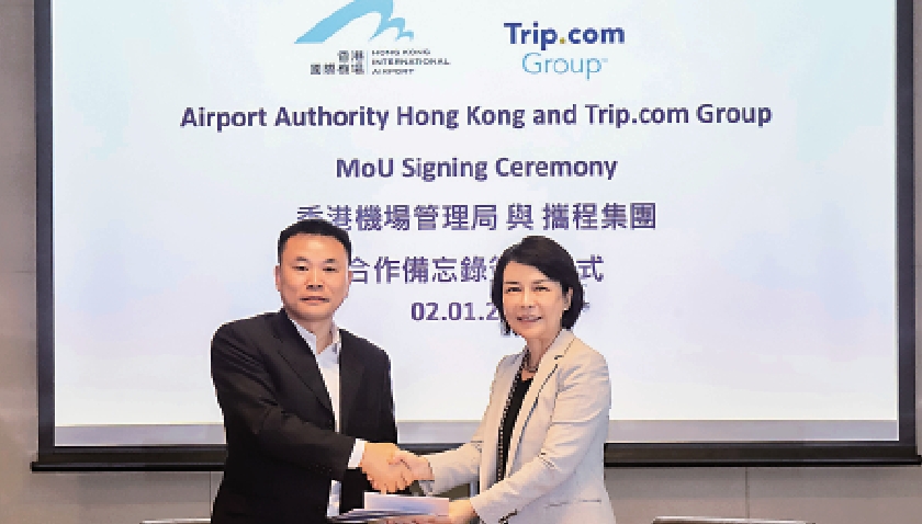 　　圖：攜程和香港機管局簽署戰略合作。左為攜程集團機票事業部CEO譚煜東，右為香港機管局首席營運總監張李佳蕙。