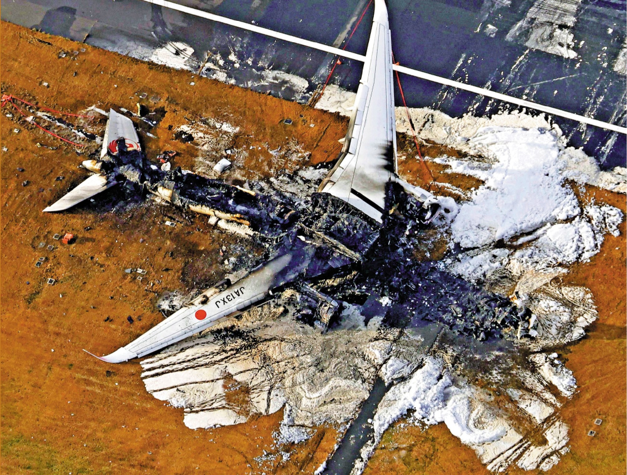 　　圖：日航一架A350客機在撞機事故中報廢。\路透社