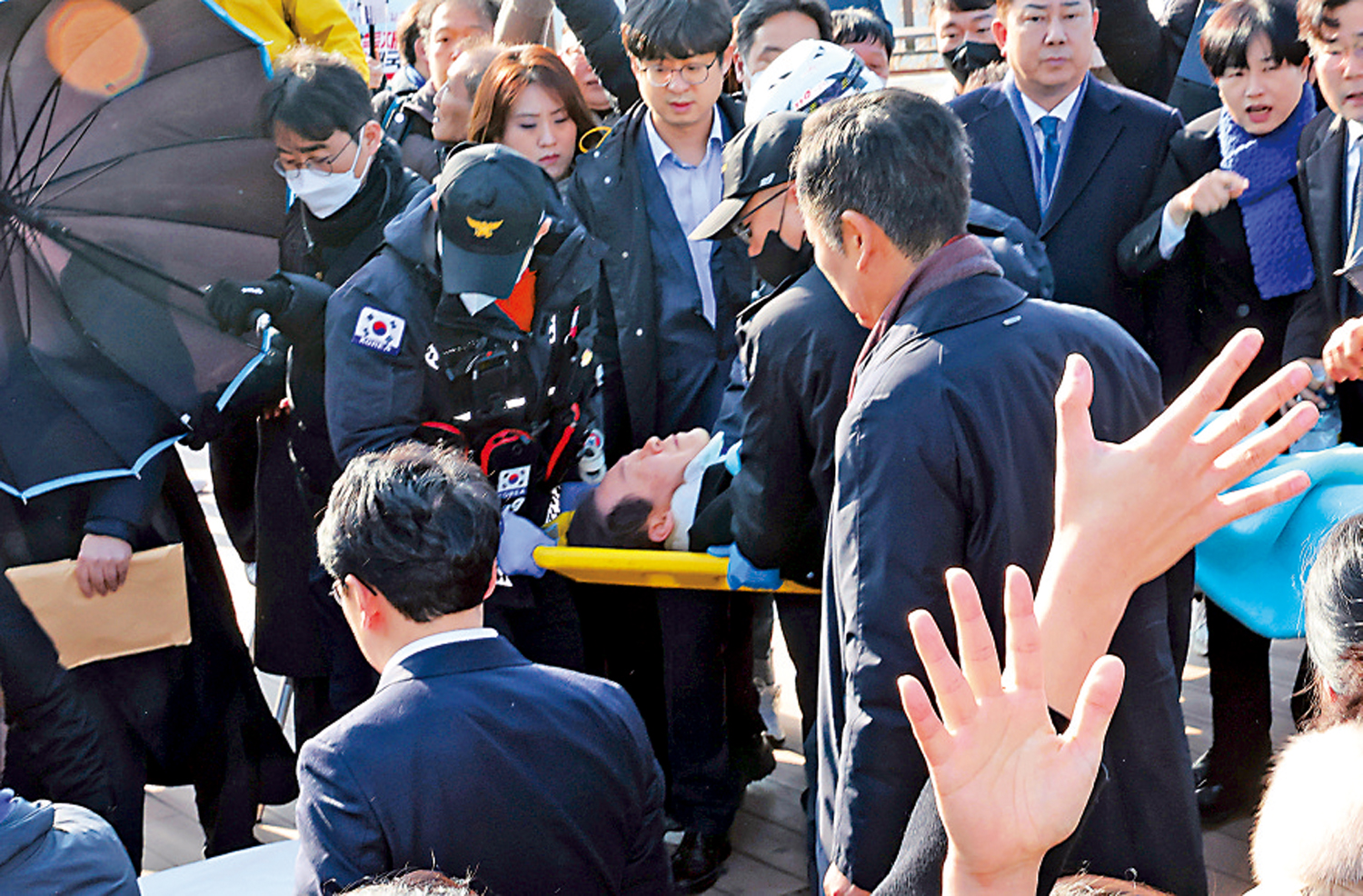 　　圖：李在明2日遇刺後被救援人員用擔架抬離現場。\美聯社