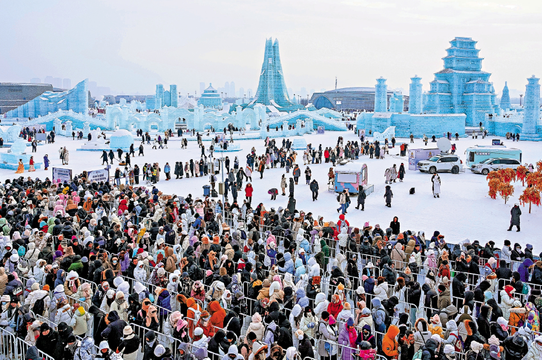 　　圖：1月1日，遊客在哈爾濱冰雪大世界園區排隊，等待體驗超級冰滑梯。\新華社