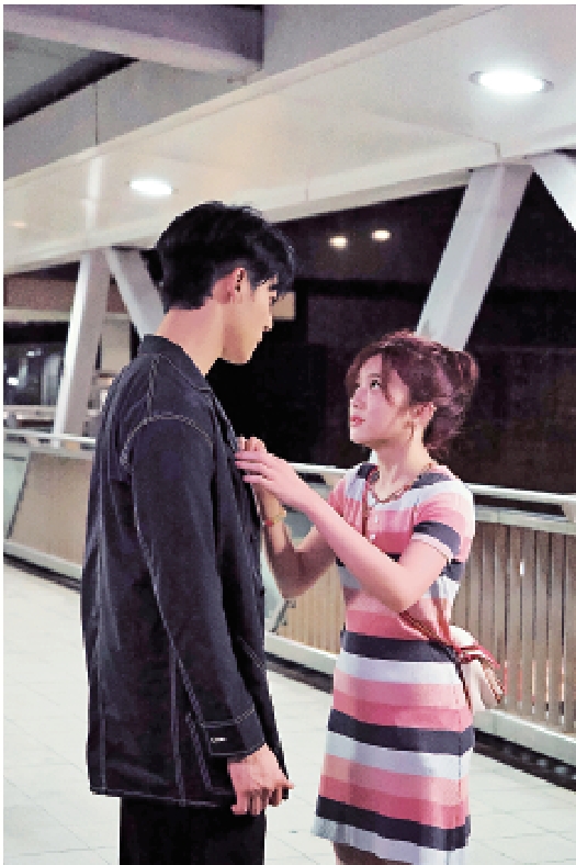 　　圖：林熙彤（右）在電影《不是你不愛你》中向陳昊森獻吻。
