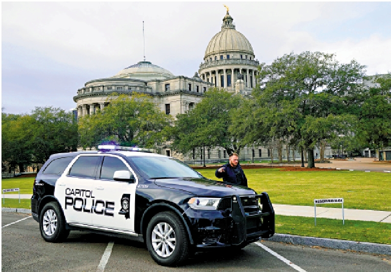 　　圖：一名國會警察3日在密西西比州議會大廈，調查炸彈威脅事件。 美聯社