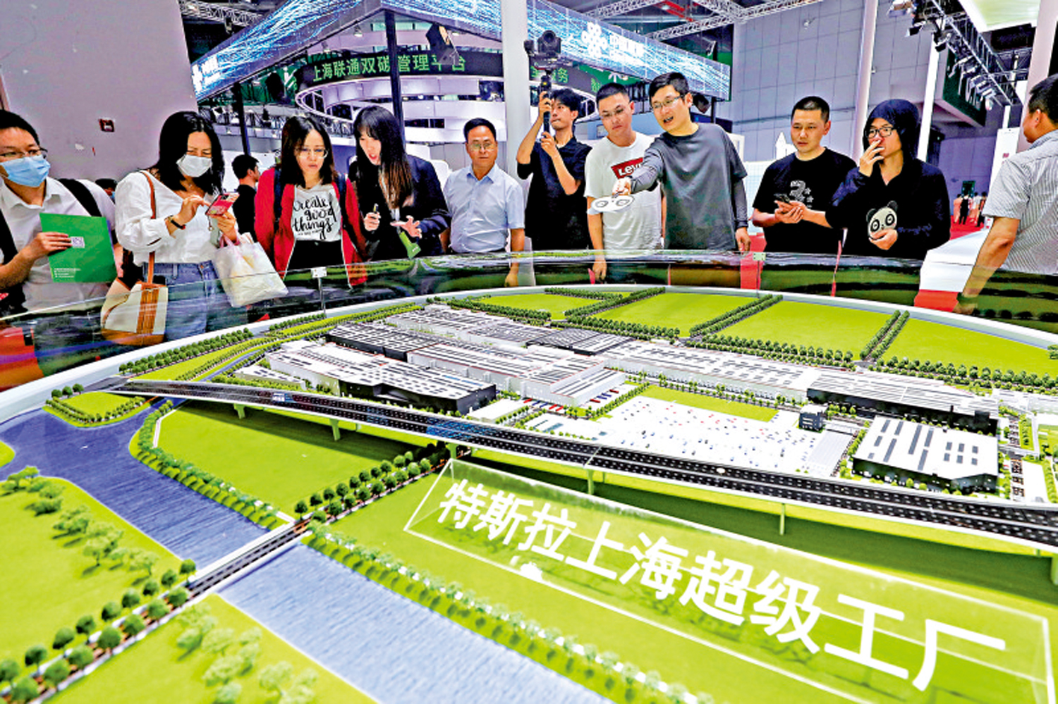 　　圖：在上海國際碳中和博覽會上，嘉賓參觀特斯拉上海超級工廠沙盤模型。\新華社