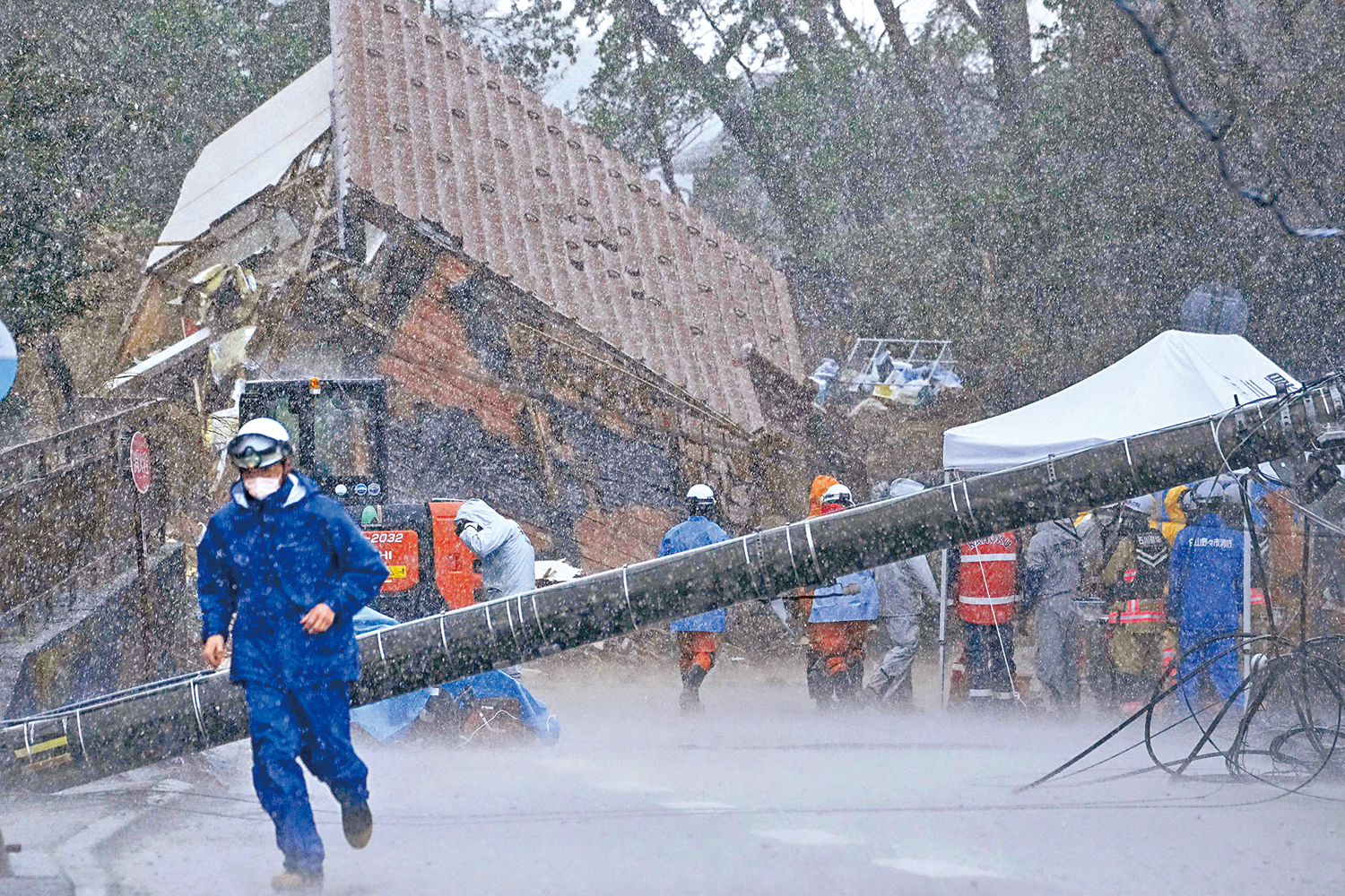 　　圖：1月6日，日本石川縣穴水町發生山泥傾瀉，救援人員在暴雨中停止搜索行動。\美聯社