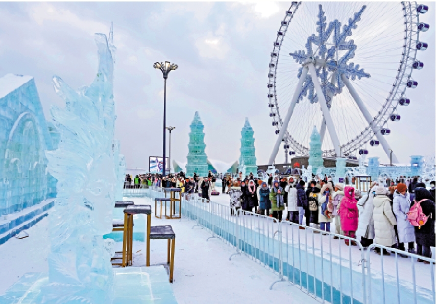　　圖：在哈爾濱冰雪大世界園區內，遊客觀賞冰雕作品。\新華社