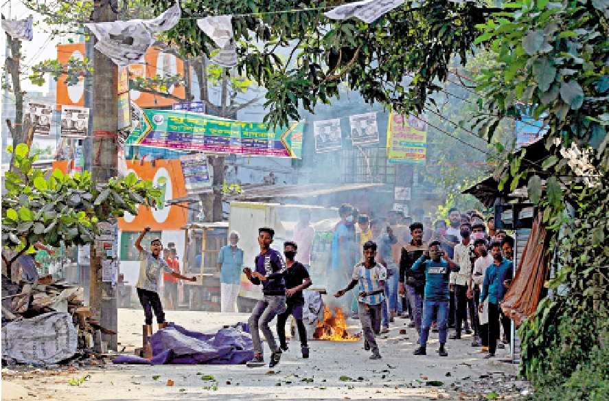 　　圖：孟加拉國反對黨支持者7日舉行抗議活動，向警方投擲石塊。\法新社