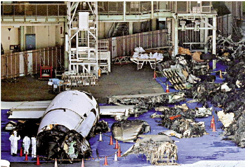 　　圖：日航燒毀的客機殘骸7日存放於機庫中。/美聯社
