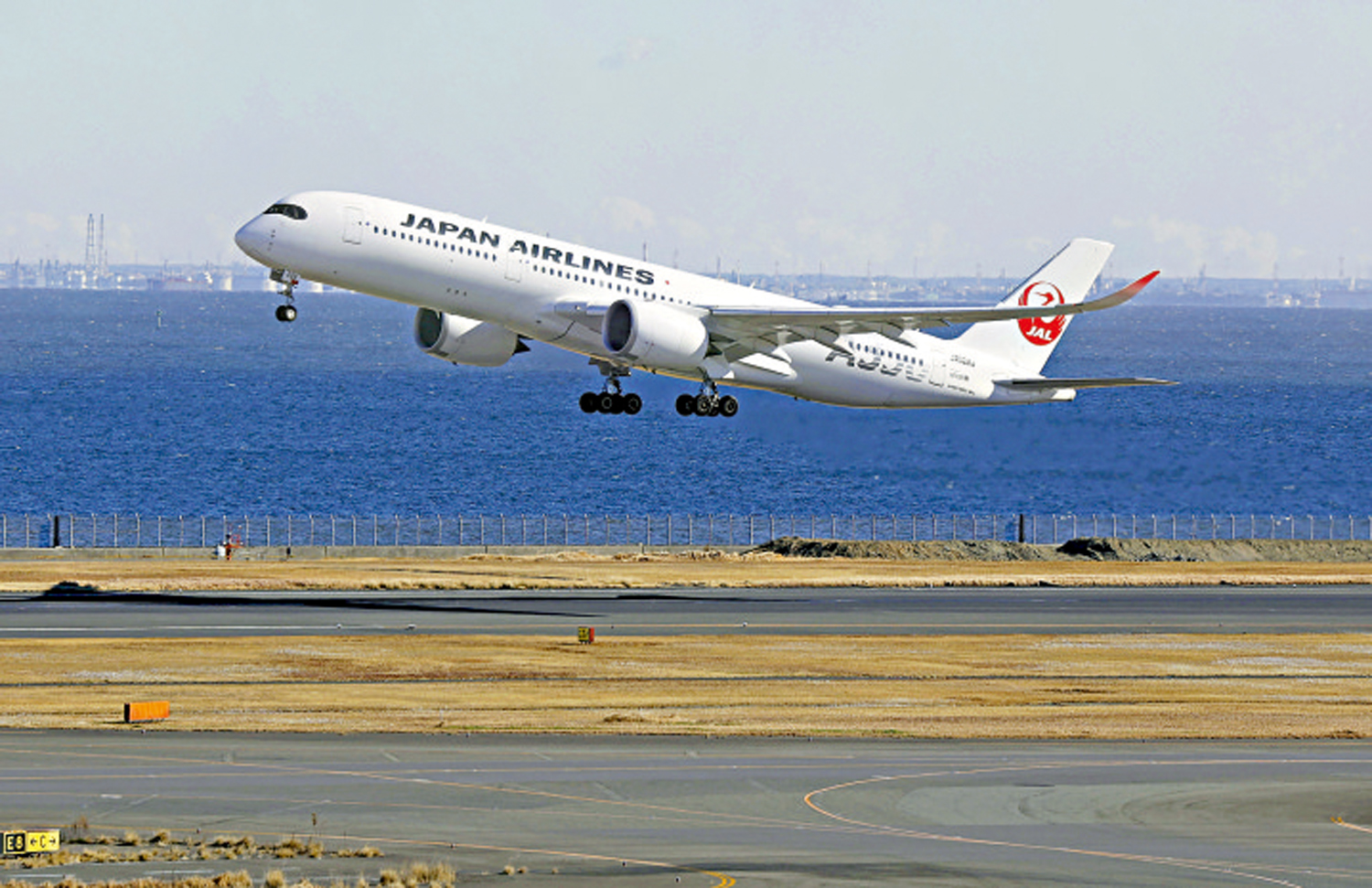 　　圖：一架日本航空公司的飛機8日從東京羽田機場發生撞機事故的跑道上起飛。\美聯社