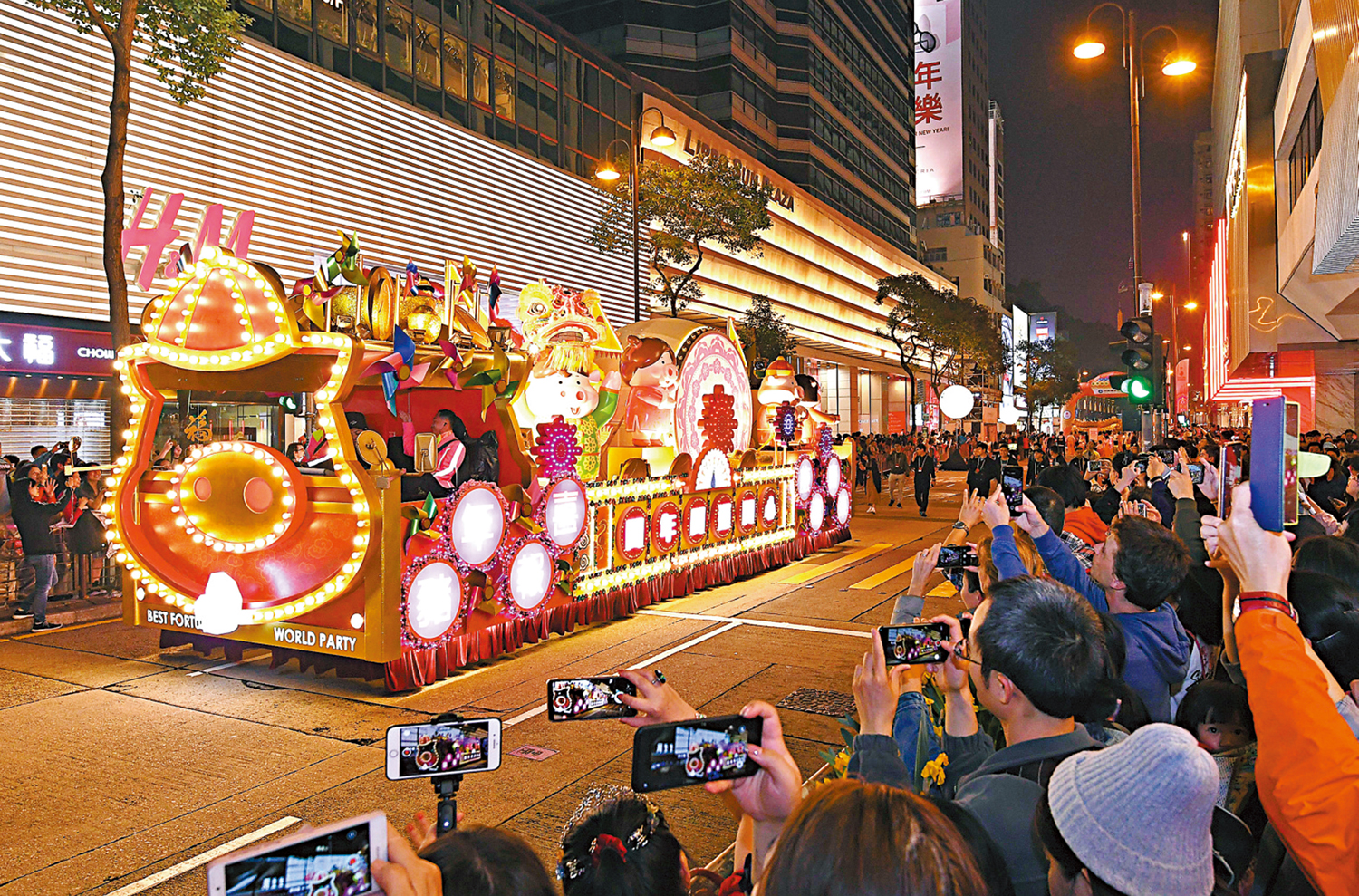 　　圖：香港盛事浪接浪，闊別五年的新春花車巡遊，將於大年初一晚在尖沙咀舉行。圖為二〇一九年新春花車巡遊表演。