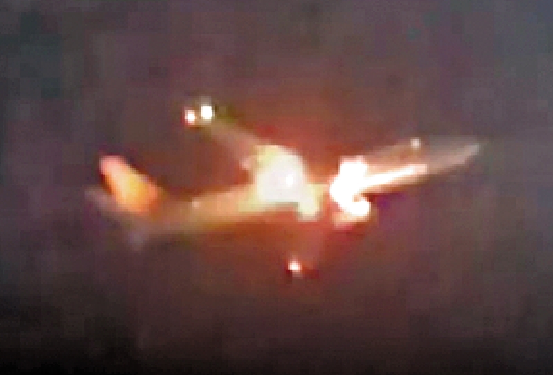 　　圖：韓國德威航空一架波音737航班在降落時引擎起火。\網絡圖片