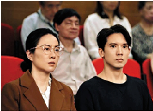 　　圖：關智斌（前排右）與葉璇在劇集《法與情》中有感情戲。\劇照