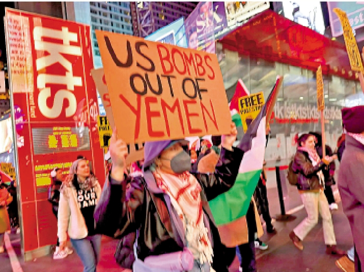 　　圖：反戰人士在紐約示威，抗議美英打擊胡塞武裝目標。\網絡圖片