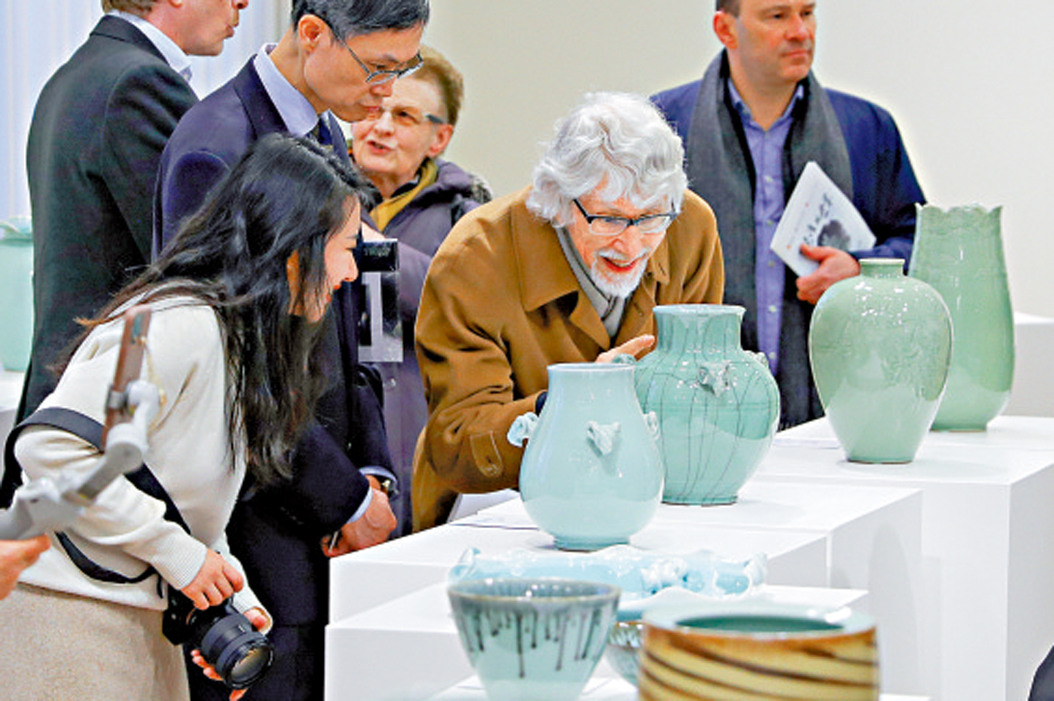 　　圖：2023年4月3日，在比利時布魯塞爾，參觀者觀賞中國瓷器。\新華社