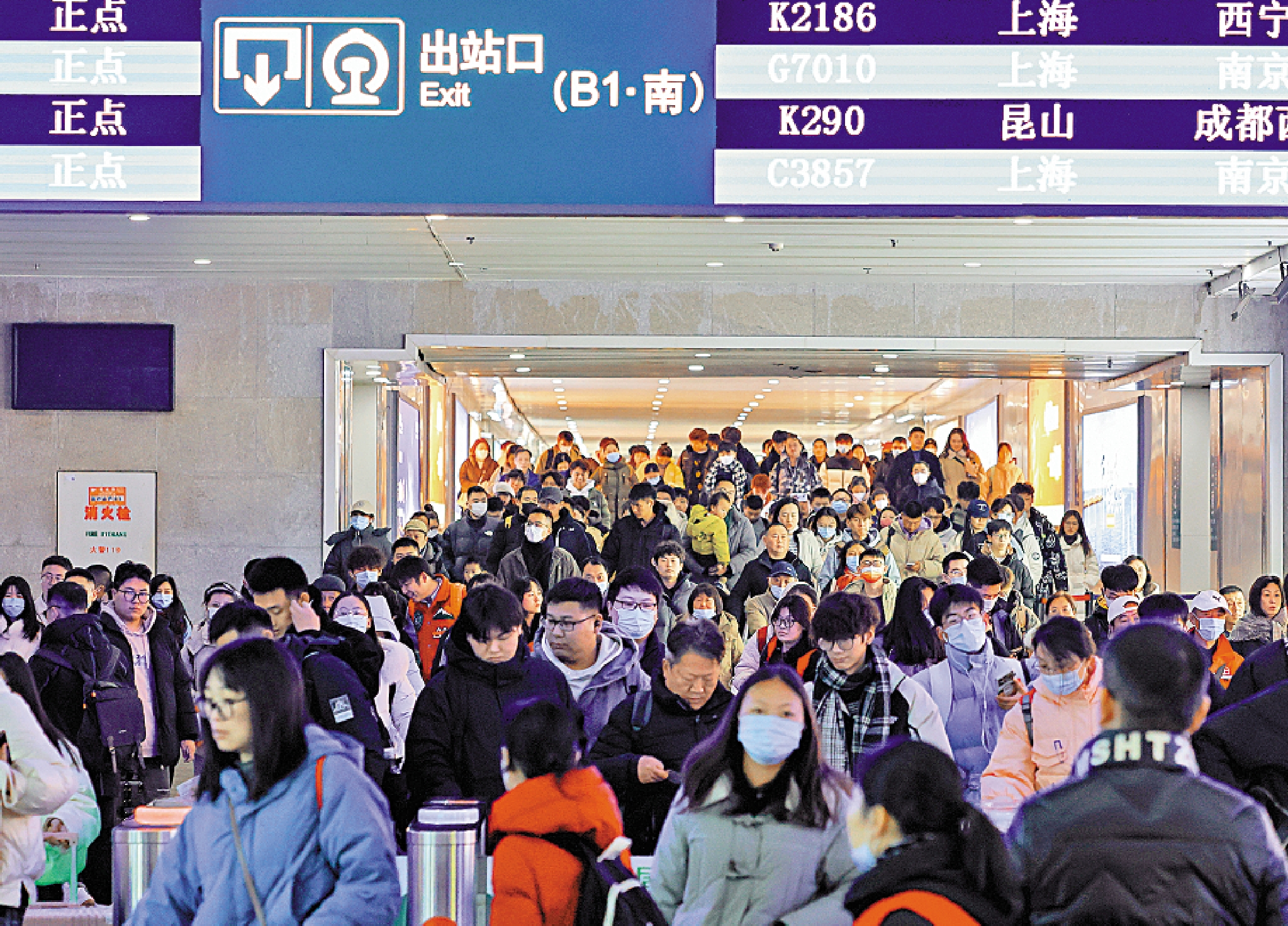 　　圖：2024年春運將於1月26日拉開帷幕。圖為大批旅客從南京火車站出站。/新華社