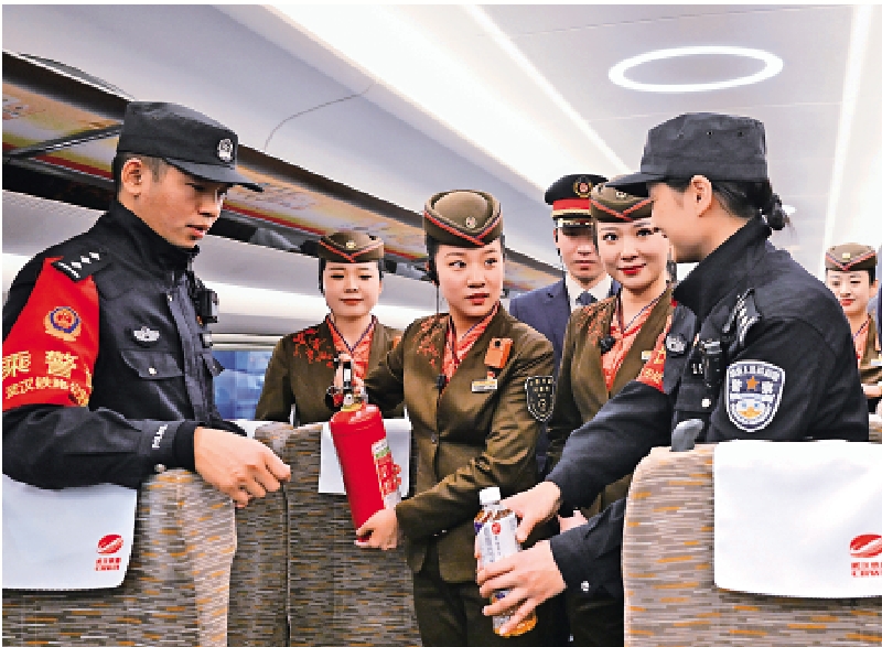　　圖：為應對春運，武漢客運段南線車隊乘務員、武漢鐵路公安民警進行安全培訓。/新華社