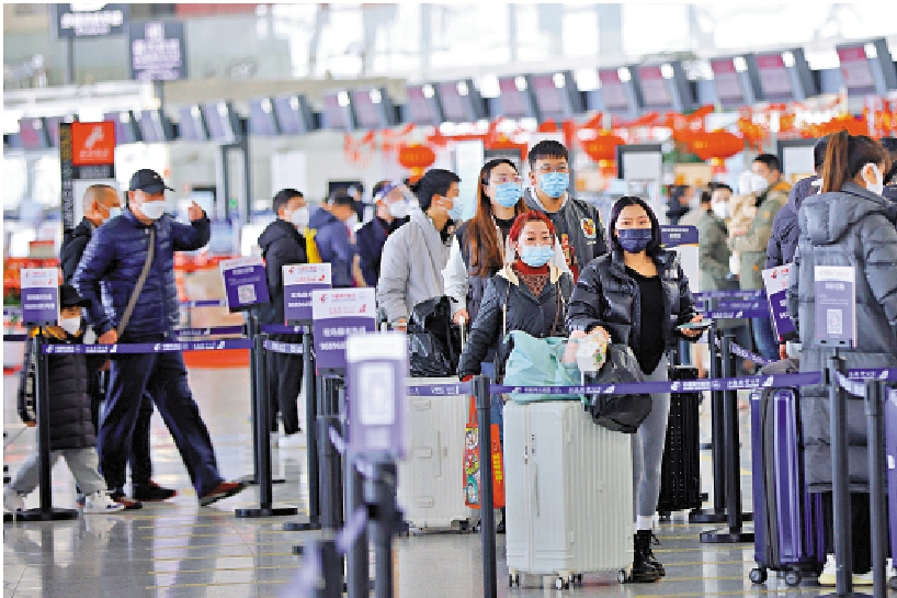 　　圖：旅客在南京祿口國際機場辦理值機手續。/中新社