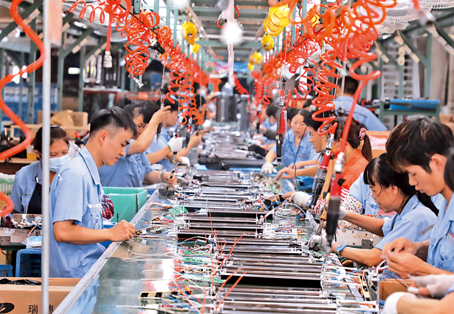 　　圖：在廣東順德的一家民營電器生產企業車間內，工人在生產線作業。\新華社