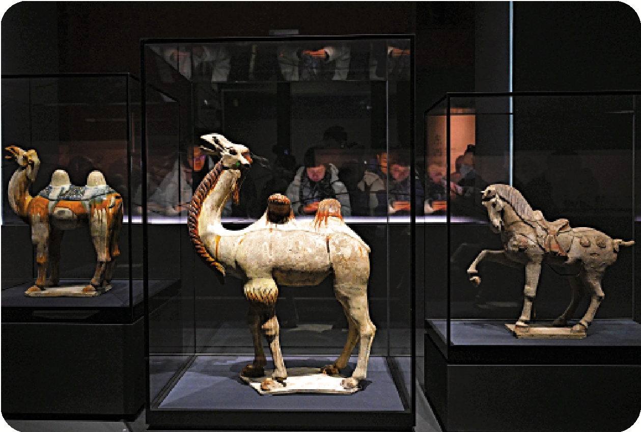 　　圖：展出的陶彩繪馬與三彩駱駝。