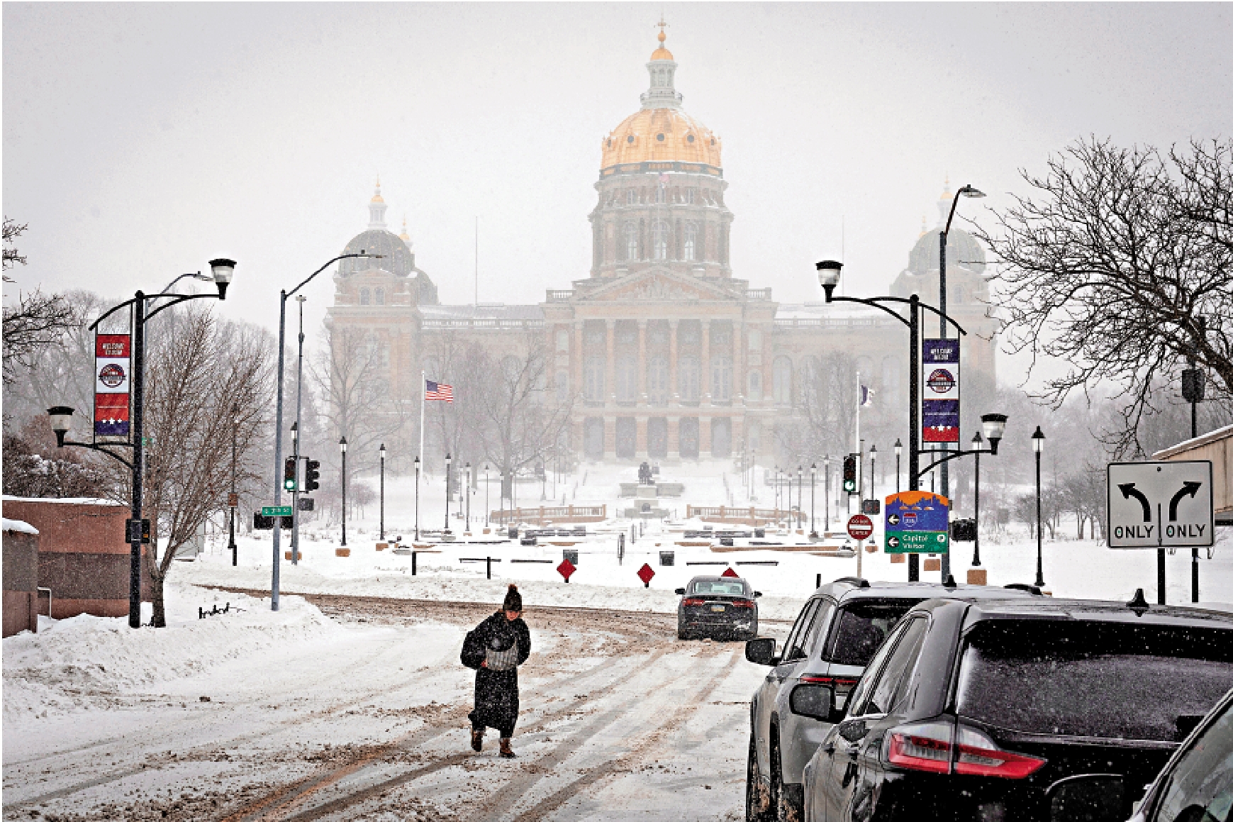 　　圖：艾奧瓦州議會大廈前的街道13日積雪厚重。/路透社