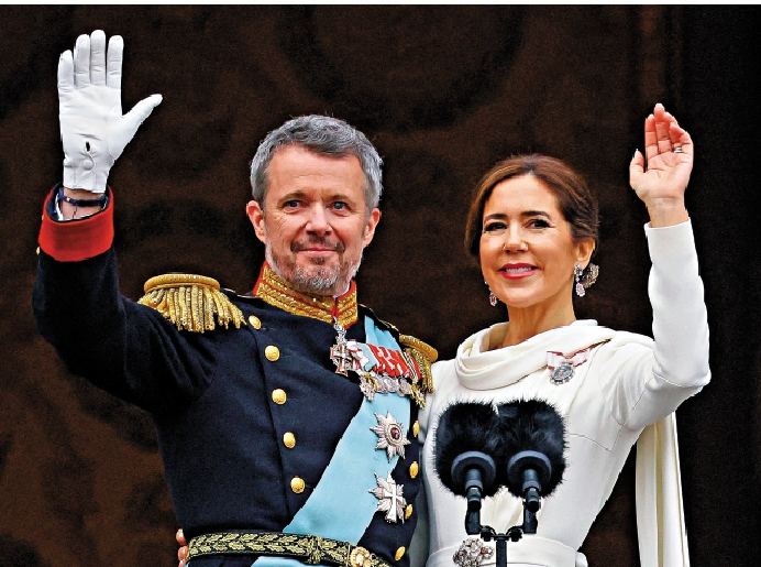 　　圖：丹麥新任國王腓特烈十世和王后瑪麗14日在克里斯蒂安堡宮陽台上揮手。/路透社