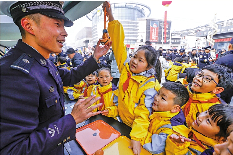 　　圖：日前，安徽黃山市公安局開展警民互動宣傳活動，迎接第四個中國人民警察節。\中新社
