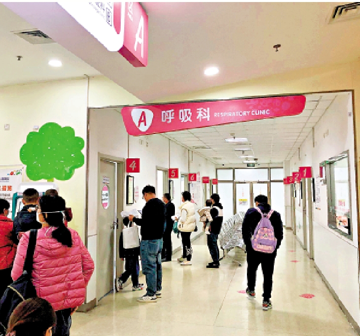 　　圖：上海某醫院呼吸科內，家長正帶着患兒等候。