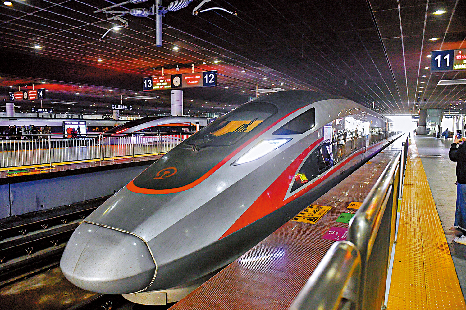 　　圖：高鐵香港段恢復通車一周年，去年載客量逾2000萬人次破紀錄，圖為在深圳北站準備開往香港西九龍的列車。