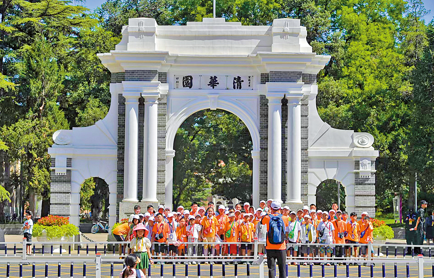 　　圖：2023年暑假期間，中小學研學團在清華大學校門口合影。
