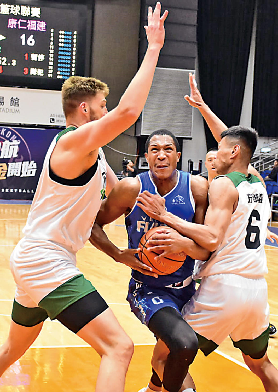 　　圖：滿貫的占士（左）與方誠義夾擊福建球員馬納斯。\大公報記者張銳攝