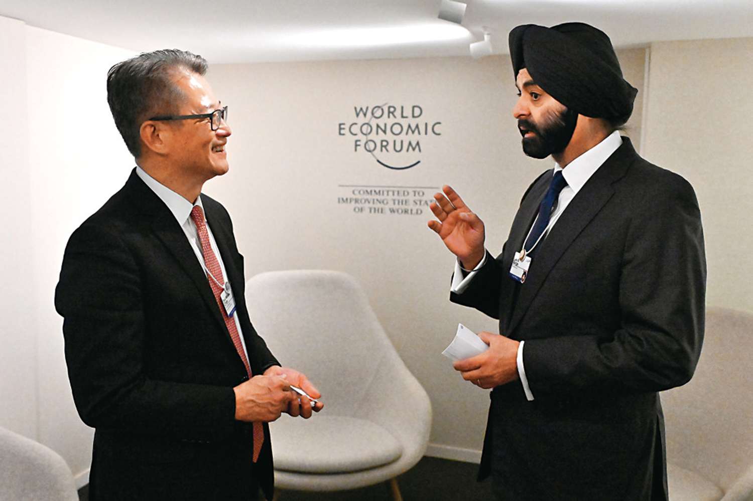 　　圖：陳茂波（左）在瑞士達沃斯出席世界經濟論壇年會期間，與世界銀行行長彭安杰（右）會面。