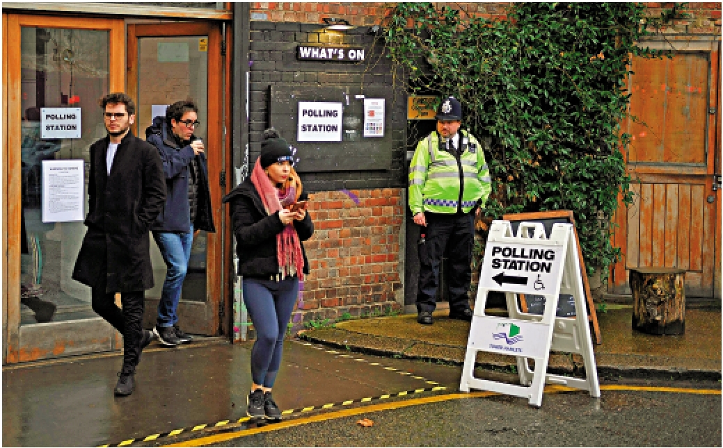 　　圖：長期居住在海外的英國公民可以在新一屆大選中投票。圖為英國選民參加2019年大選投票。\資料圖片