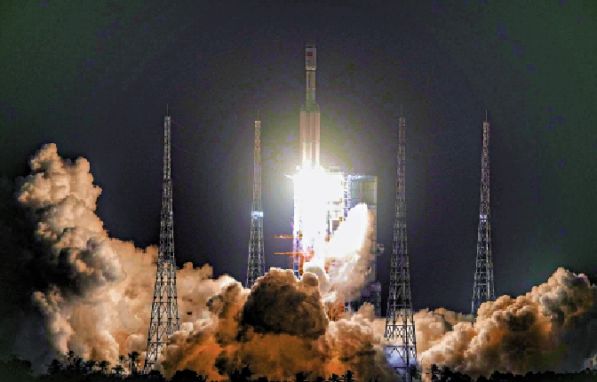 　　圖：1月17日，搭載天舟七號貨運飛船的長征七號遙八運載火箭，在文昌航天發射場點火發射。\新華社