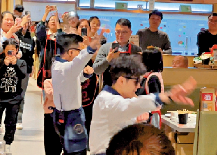 　　圖：海底撈員工表示，只要顧客喜歡，隨時都能表演「科目三」舞蹈。