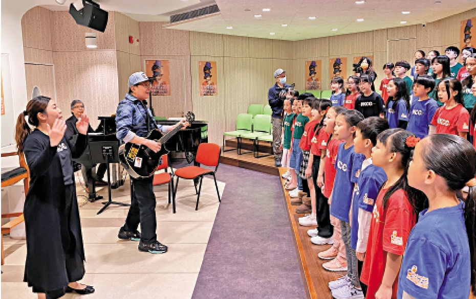 　　圖：許冠傑（左三）與香港兒童合唱團為演唱會綵排。