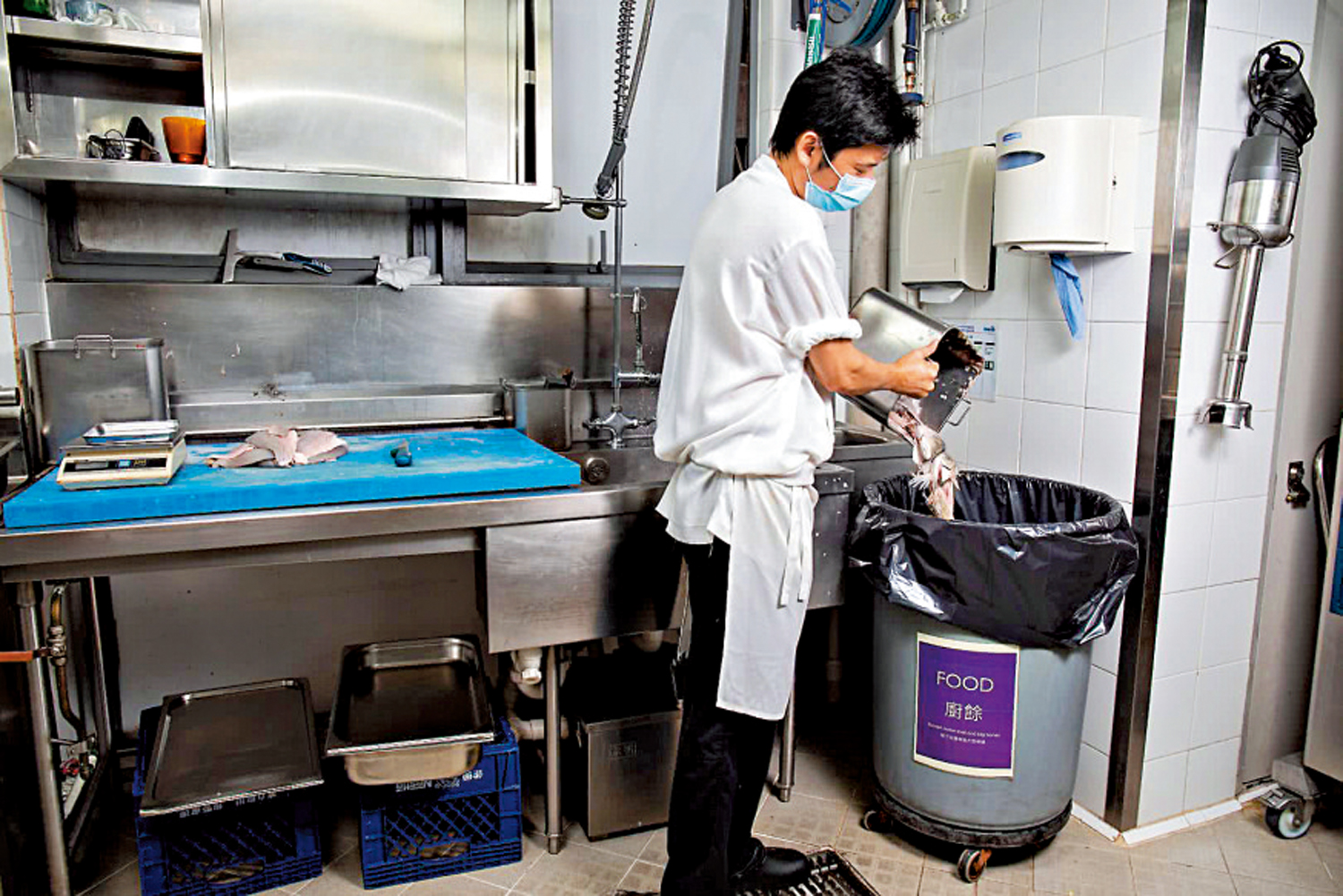 　　圖：餐飲業界表示，現時廚餘回收配套不足，擔心影響減廢成效。圖為食肆安裝的廚餘分解機。\網上圖片